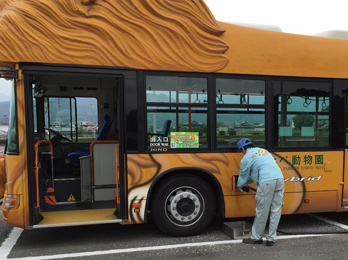 動物園の園内バスにB5軽油を給油中の写真